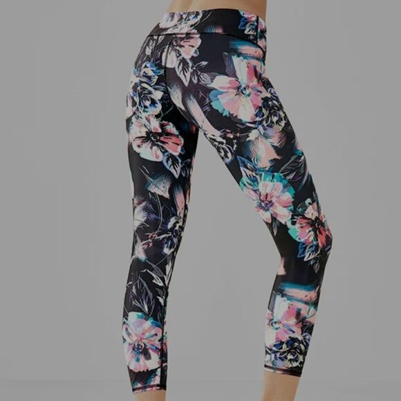 Fabletics Mid-Rise Kaleidoscope Floral Print Powerlite Capri leggings Sz Small - Picture 2 of 13